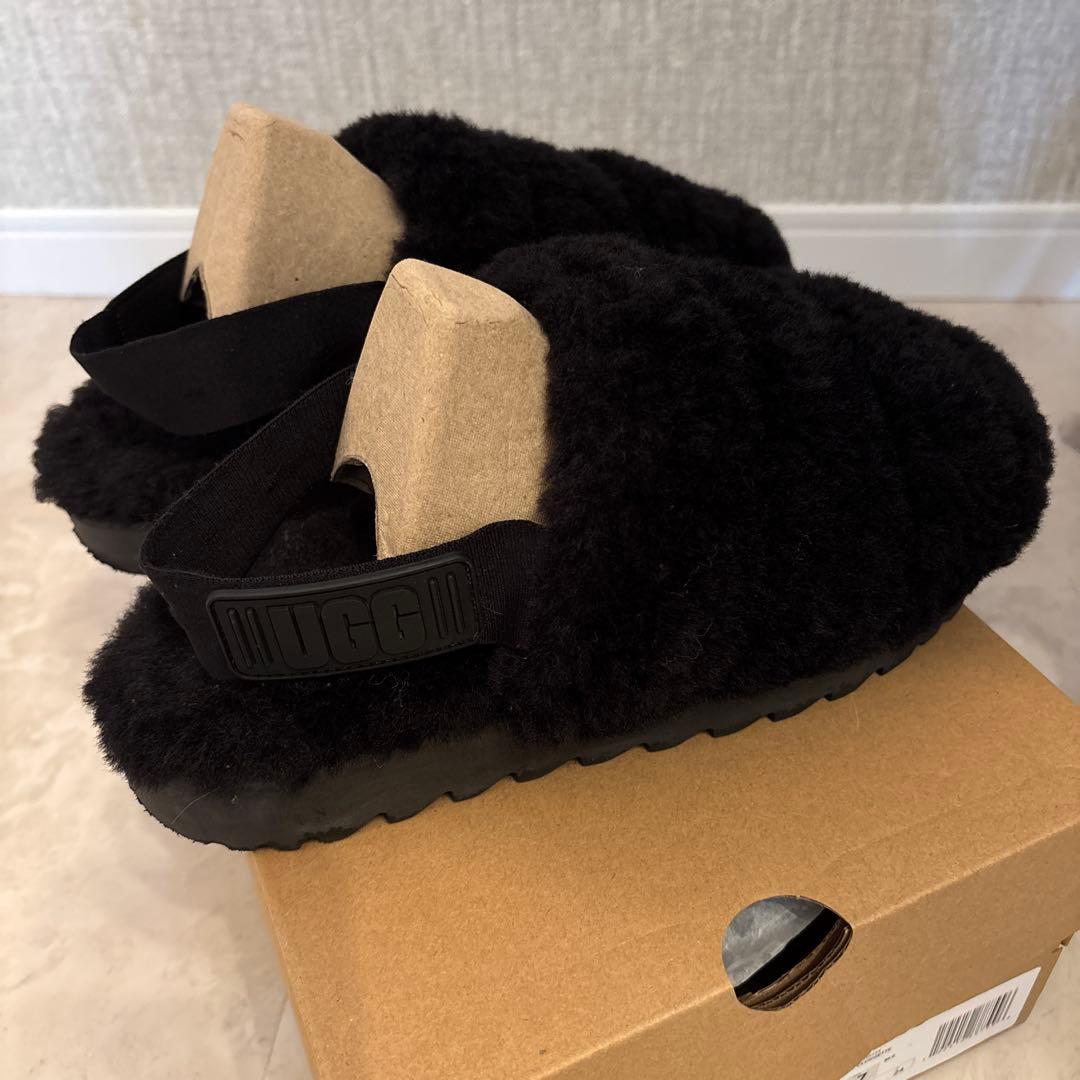UGGスーパーフラッフスリッパ黒1121751