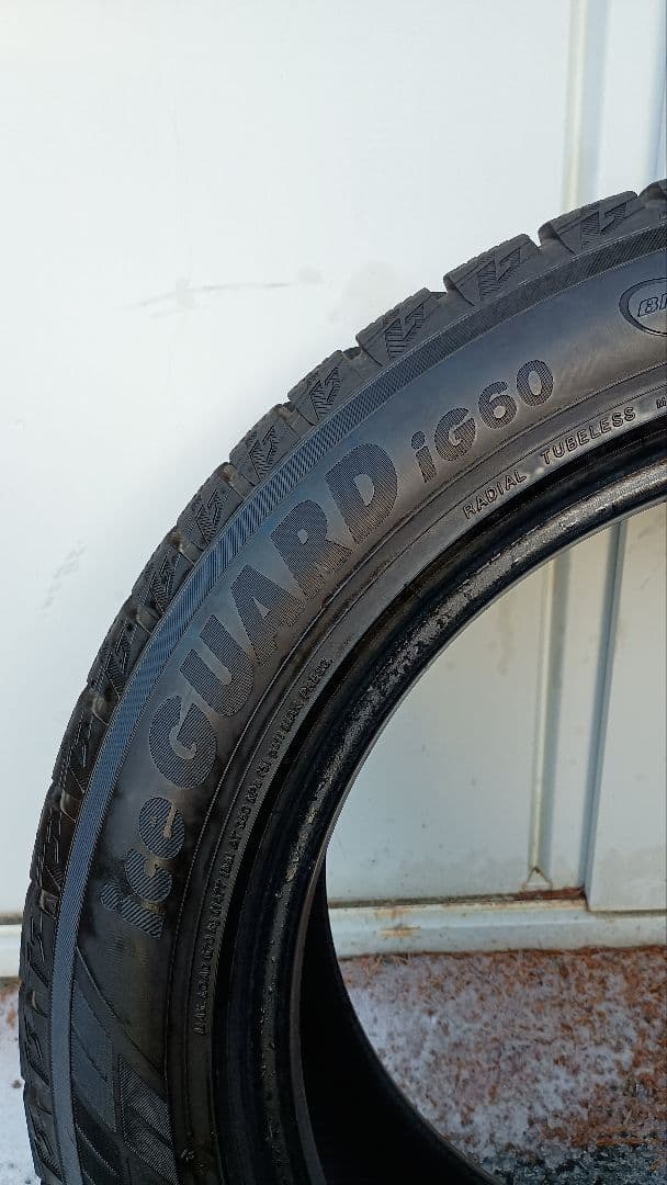 ①ヨコハマアイスガード6 225/50R17スタッドレス ４本セットの１、2本目