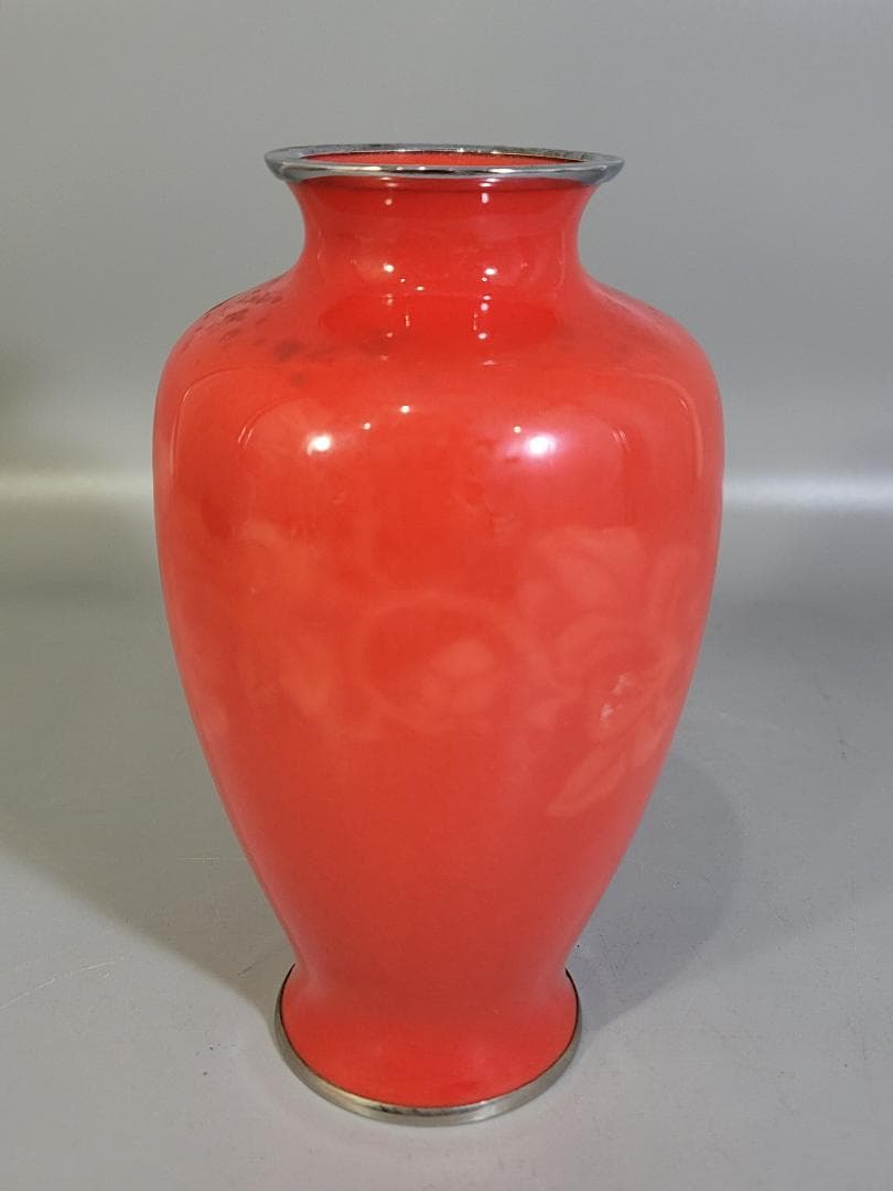 七宝 朱 纏枝花模様 瓶 高さ18.8cm DT411