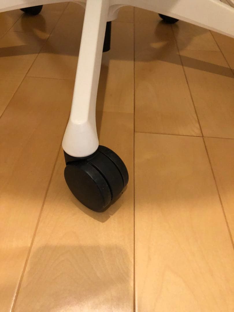 オカムラ　シルフィー　オフィスチェア　椅子　ライムグリーン 肘掛け付き