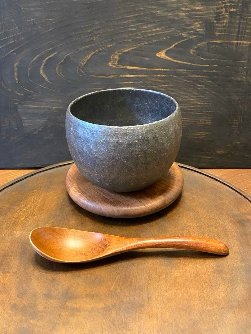 井内素　黒色の陶器製ボウル　作家もの　碗　丼　カップ　手びねり