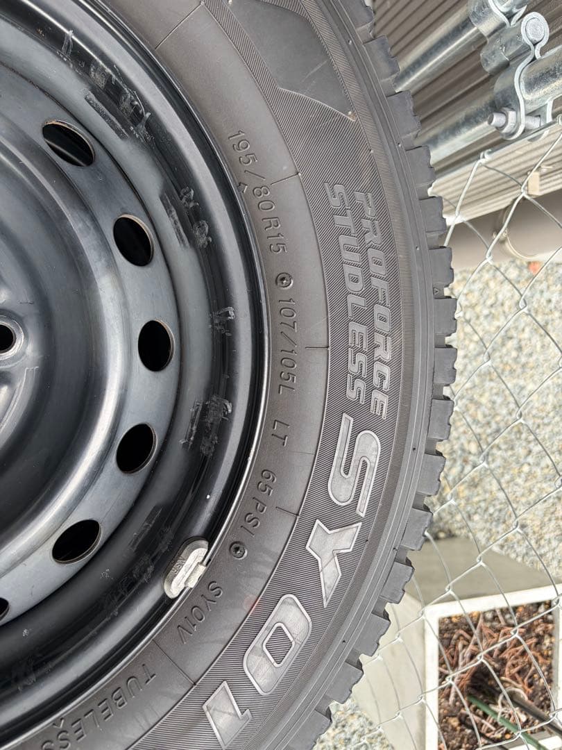 ハイエース　YOKOHAMA SY01 スタッドレスタイヤ 195/80R15
