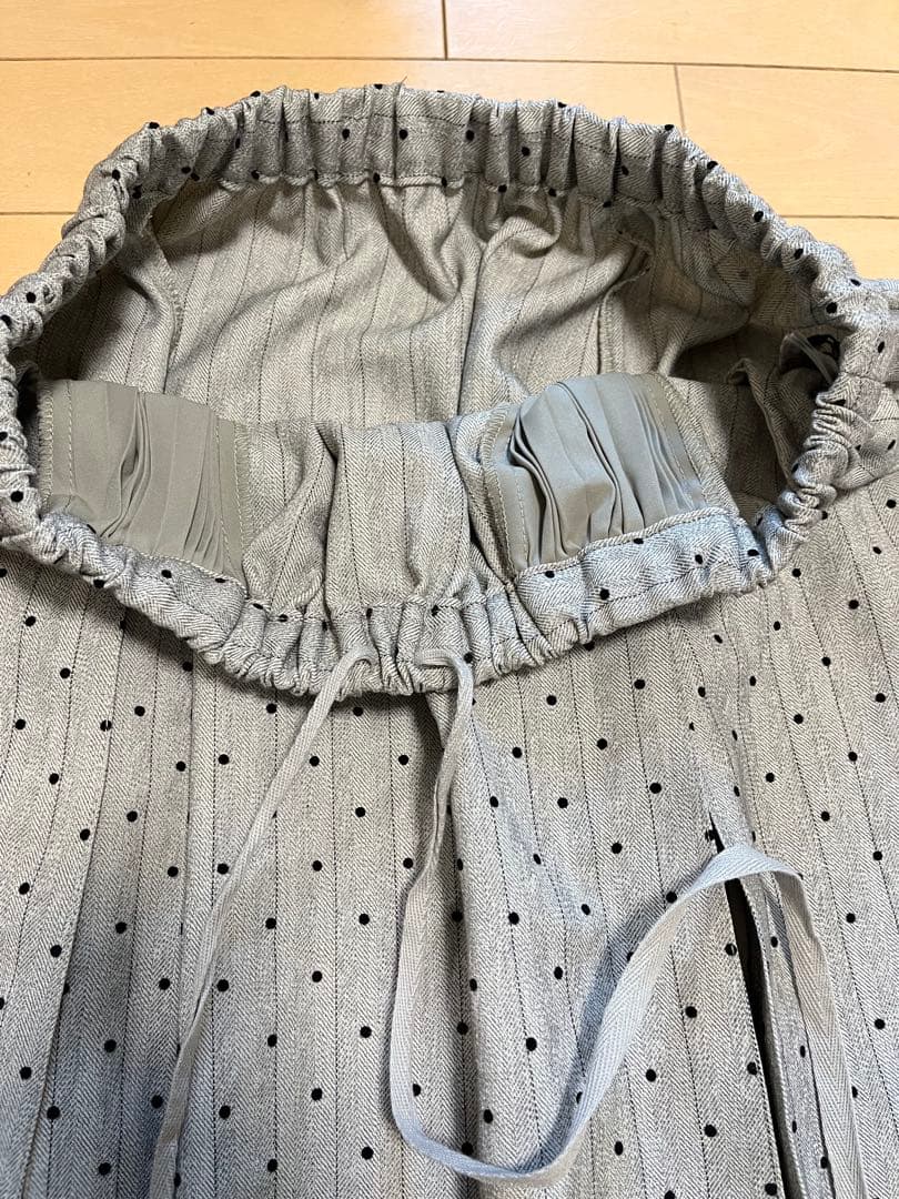 新品／as know as olaca　アズノウアズ　線に点にプリーツのスカート
