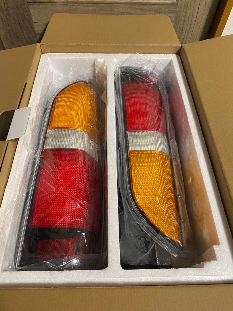 ハイエース トヨタFLX-200-CLクラシックテールランプ 【超美品】