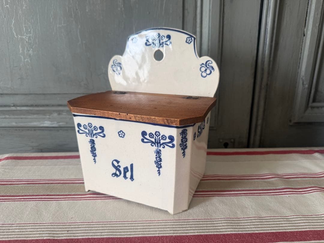 フランスアンティーク 陶器のSEL(塩入れ )白青　壁掛け