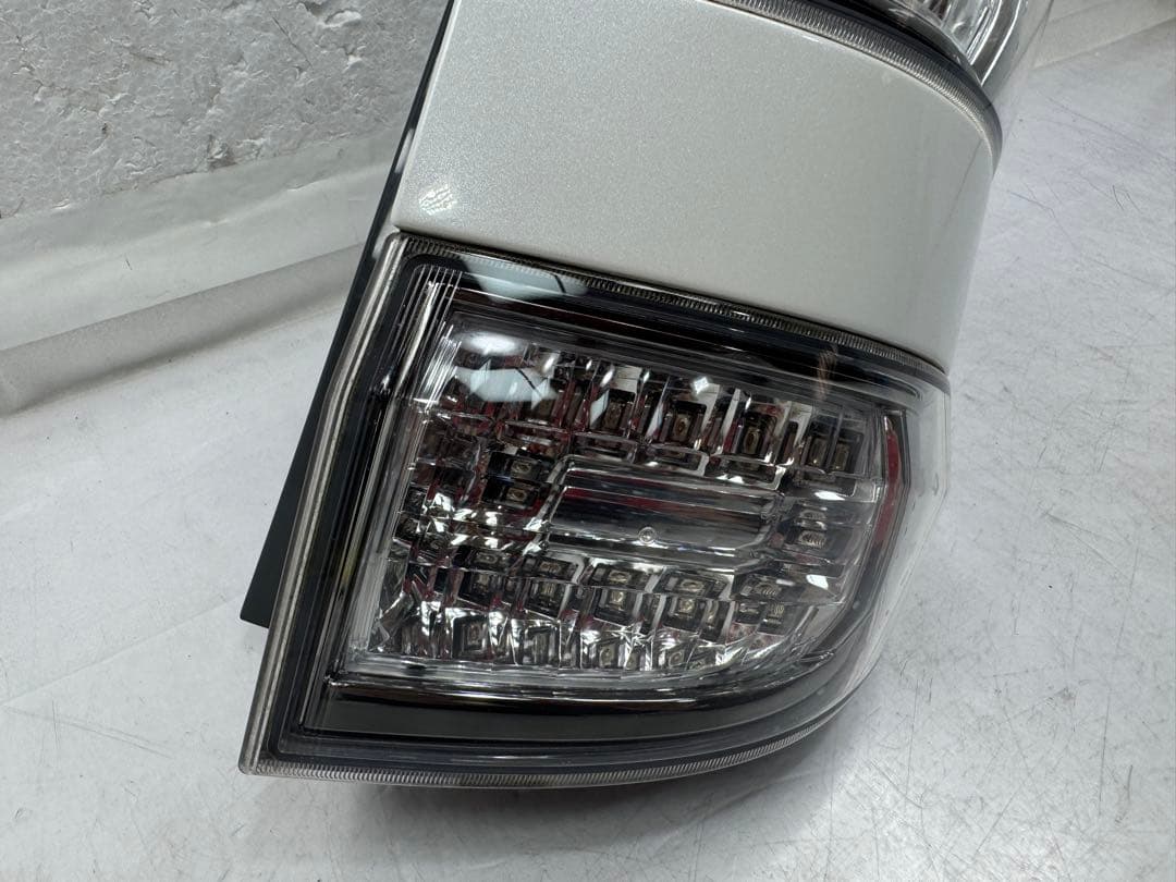 ヴェルファイア 20系前期 リア (右) テールライト/LED テールランプ