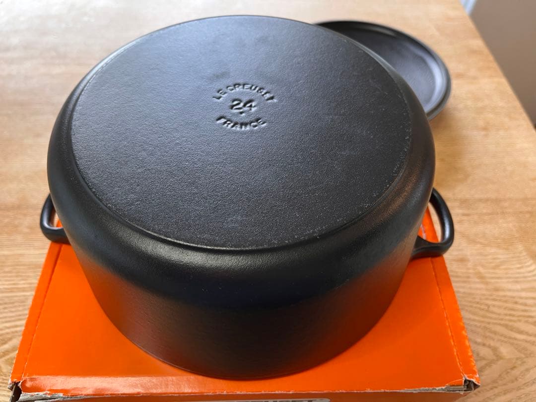 美品ルクルーゼ　ココットロンド　24cm マットブラック