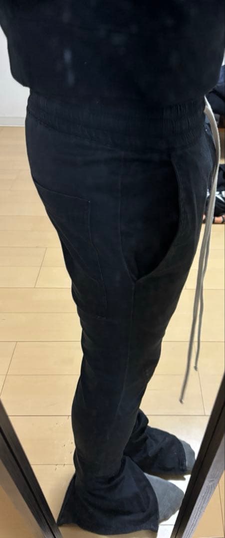ESSENTIALSフレアパンツ