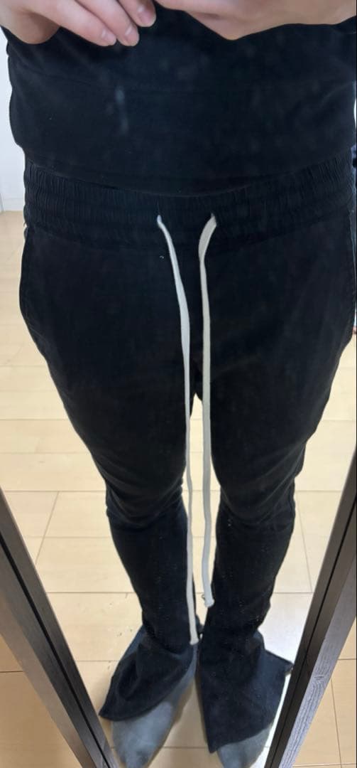 ESSENTIALSフレアパンツ