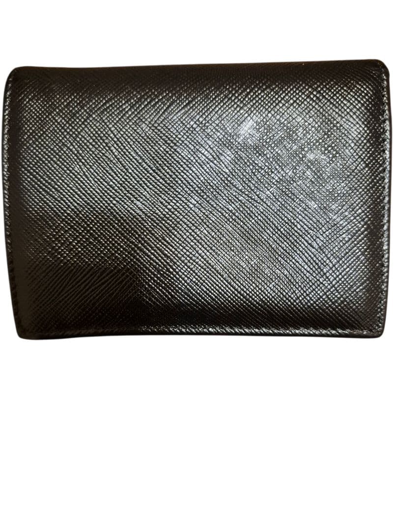 ＰＲＡＤＡ　プラダ　サフィアーノ　二つ折り財布　ブラック革 　　ｊ