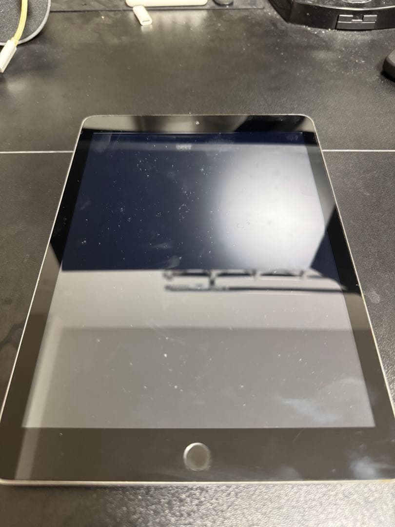 Apple iPad 第6世代　（稼動品　使用感あり）