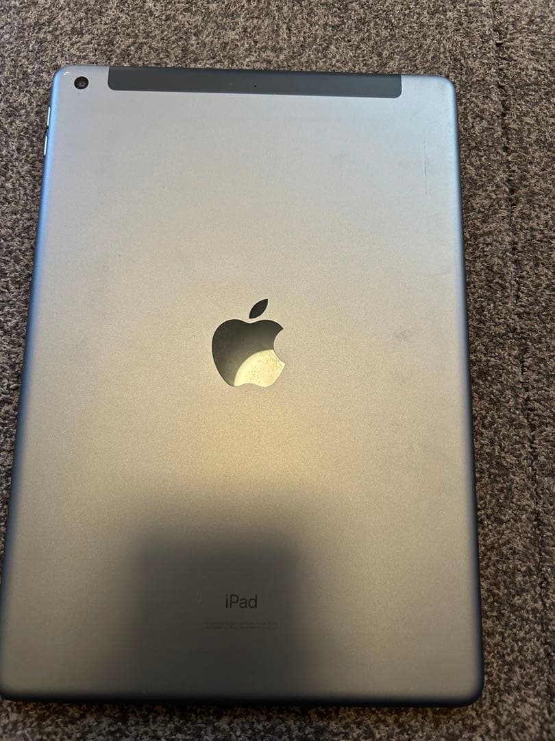 Apple iPad シルバー 本体 +ブラックカバー　（第8世代）　タブレット