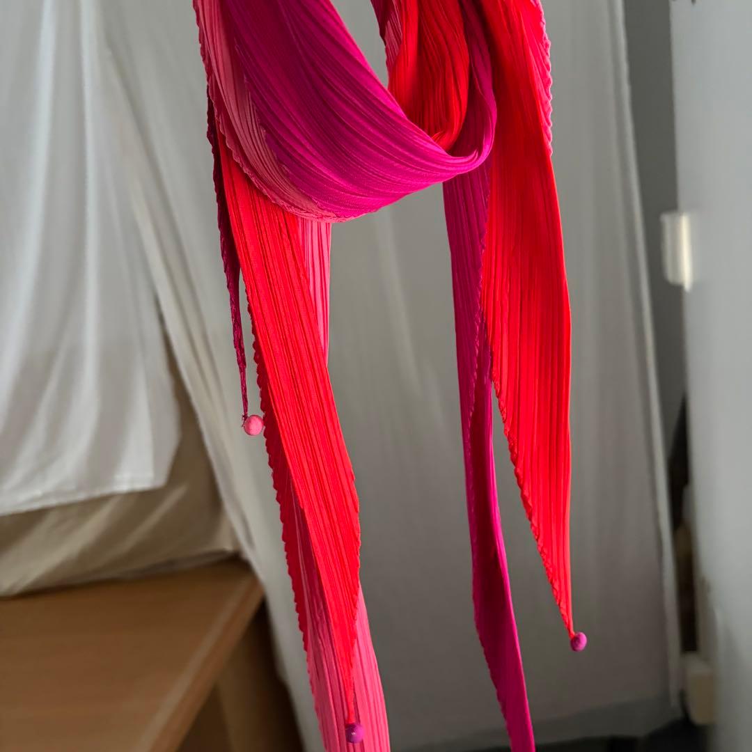 ISSEY MIYAKE Pleats Please プリーツスカーフ　赤ピンク