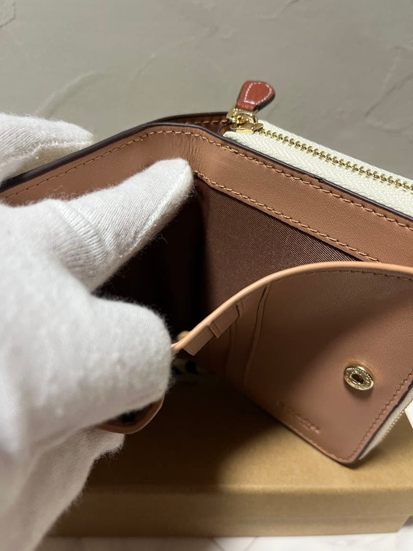 ✨️新品未使用✨️COACHアウトレット 二つ折り財布 ホワイト/ブラウン