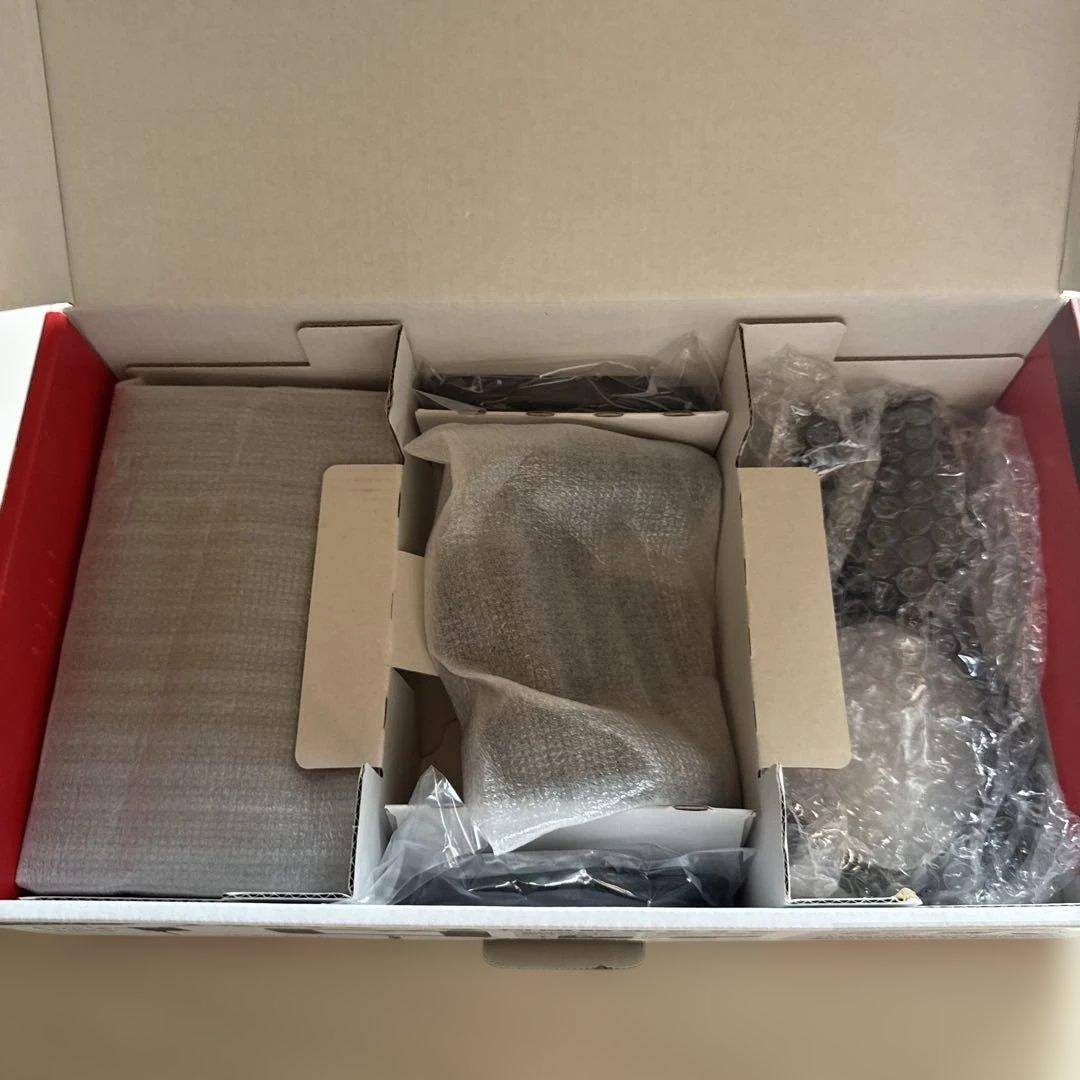 Nintendo Switch 本体　コントローラー色違い