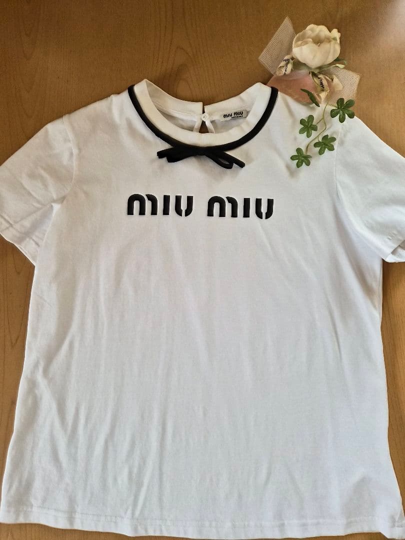 みん　miu miu ロゴプリント Tシャツ