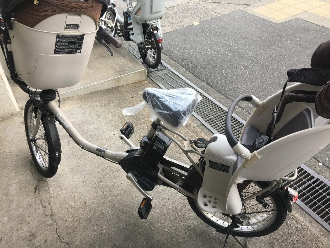 地域限定送料無料　ギュットクルーム　2021年　三人乗り　ベージュ　電動自転車