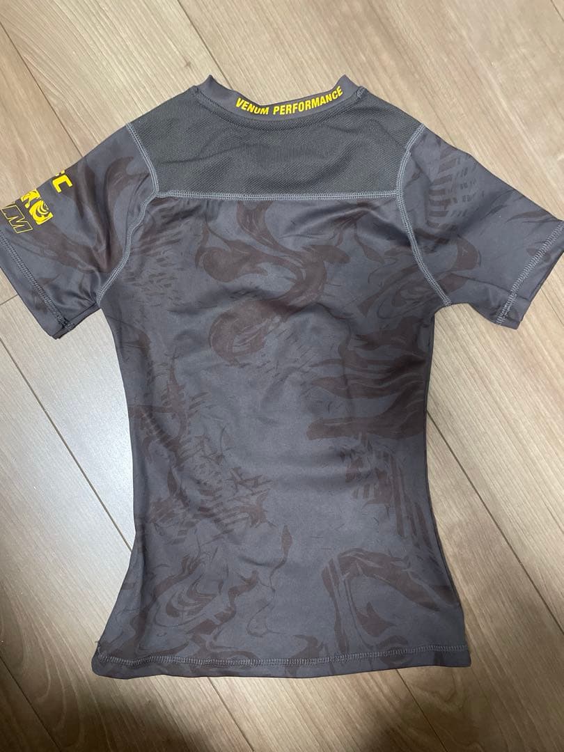 UFC Women's トレーニングシャツ、ラッシュガードXSサイズ ブラウン