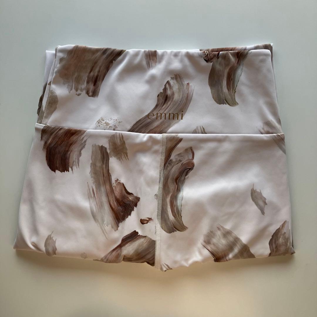emmi yoga サステナレタッチタンクトップ マーブル柄UVカットレギンス