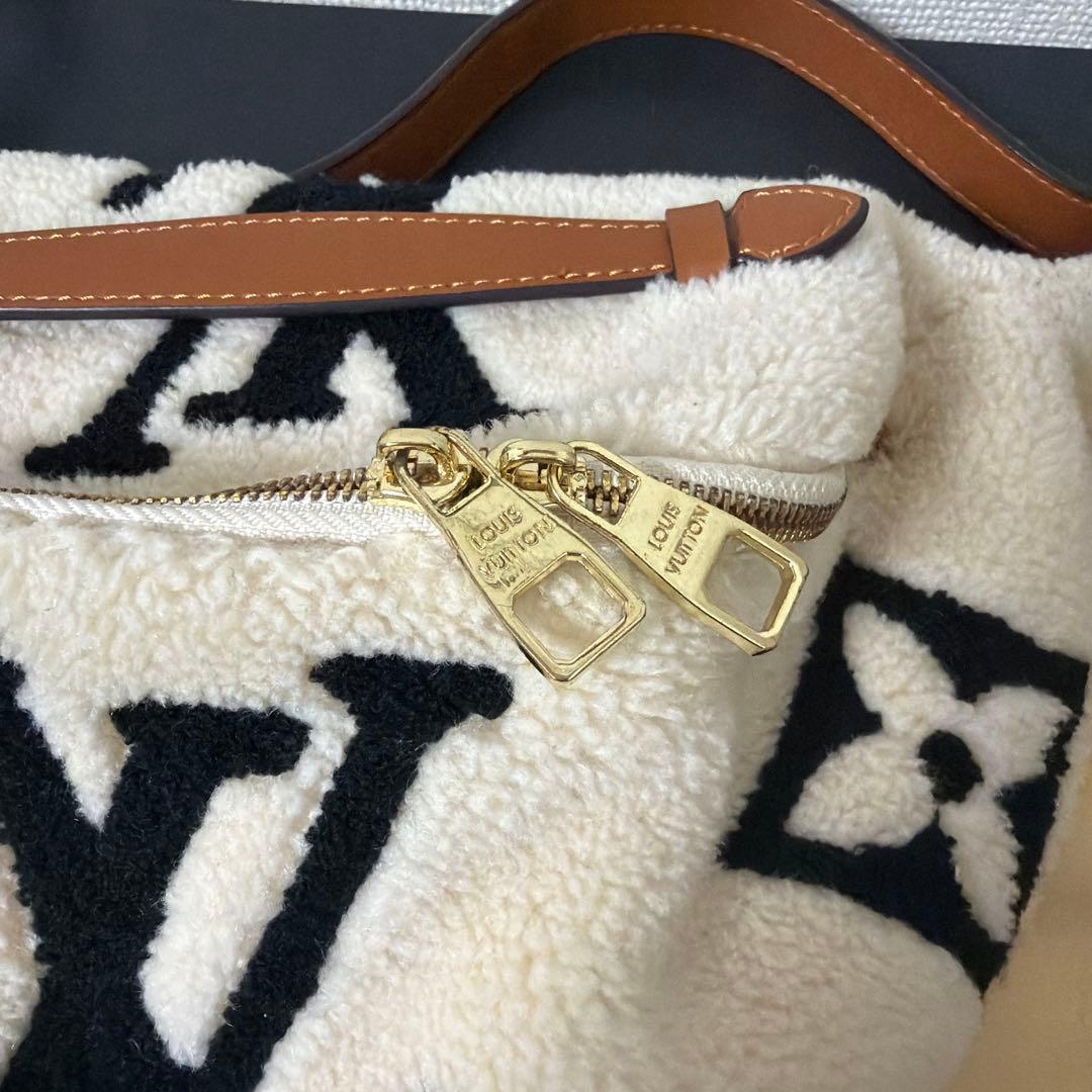 LOUIS VUITTON ファー ボディバッグ