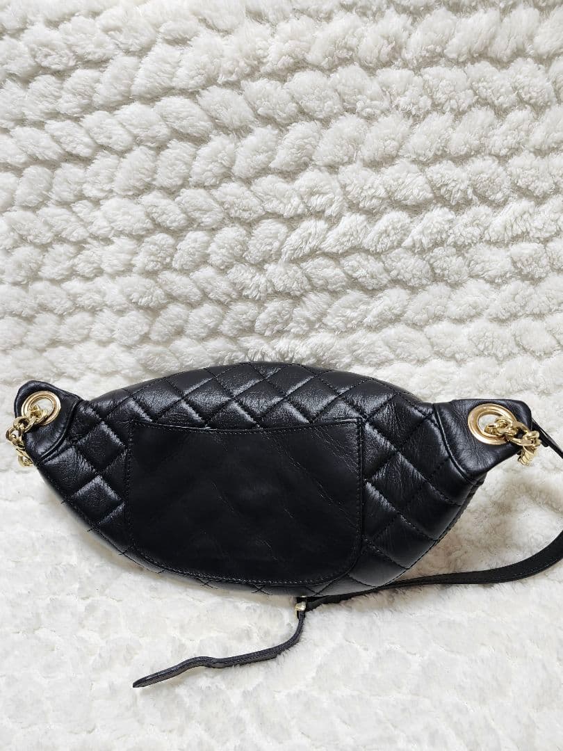 美品★AULENTTI　キルティングレザーボディバッグ チェーンショルダー