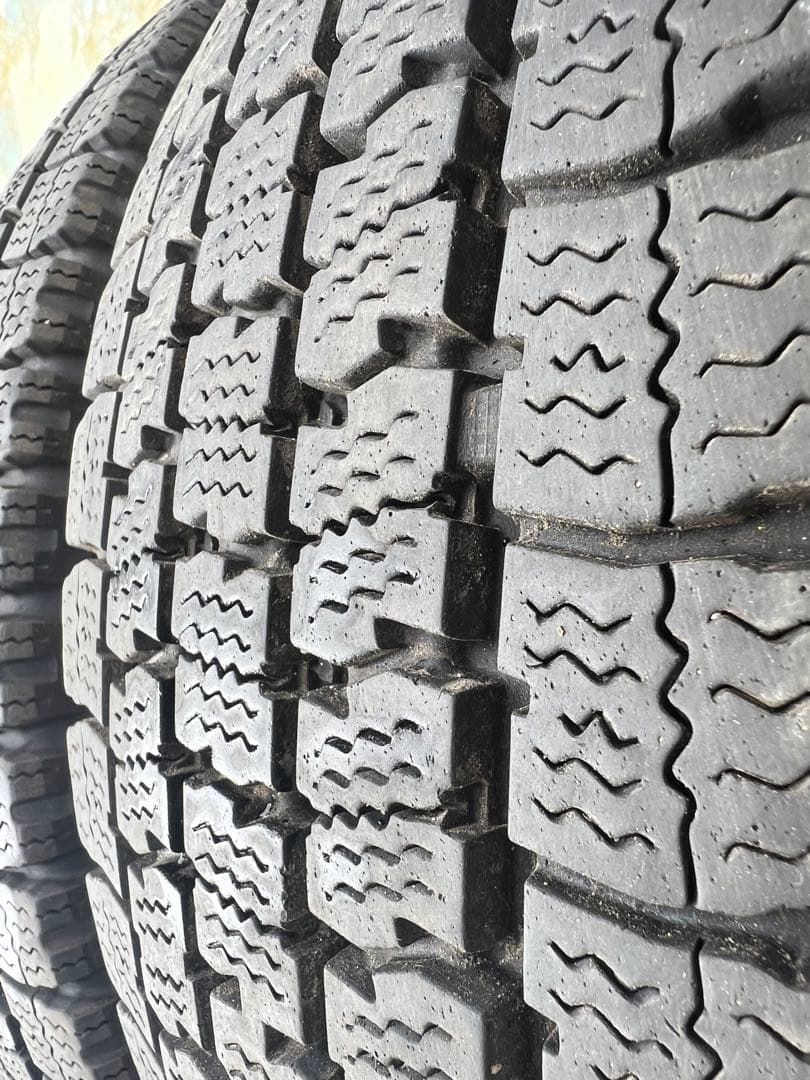 バッシーTOYOスタッドレス205／70R16 111／109N LT
