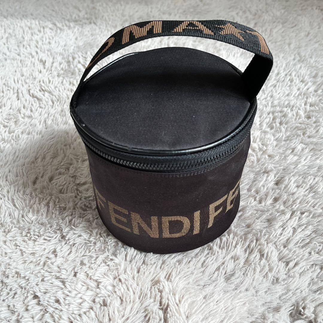 FENDI バニティバッグ　ハンドポーチ　クラッチバッグ　ブラック　ロゴ　黒