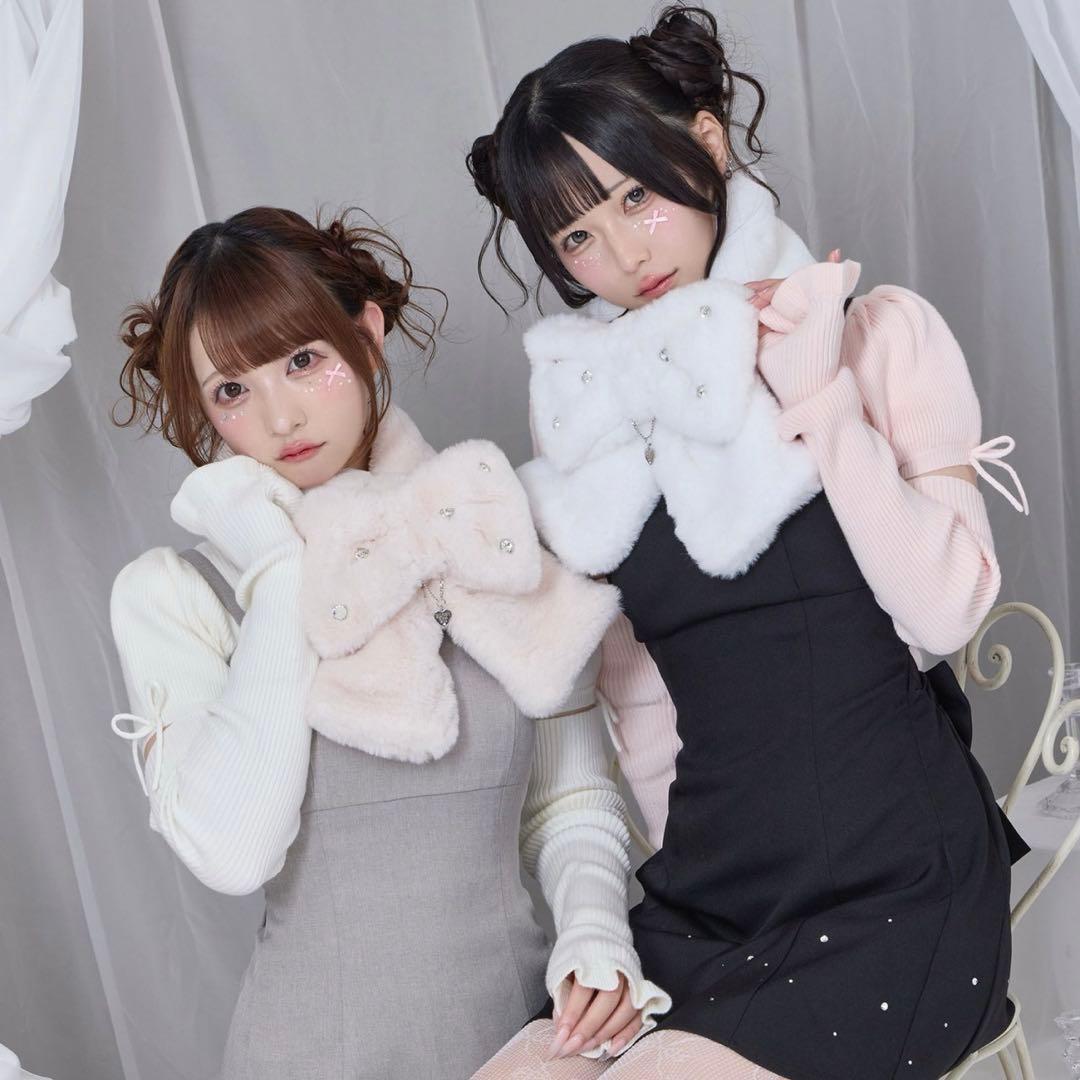 ハニーシナモン ロゴチャーム付きビジューリボンマフラー ホワイト 新品