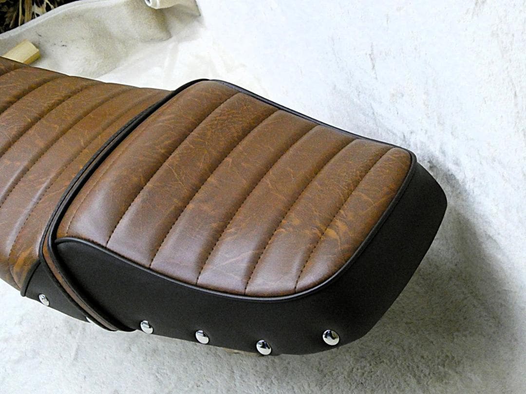 GB350S 茶ボタン タックロールシート/レザーNC59ブラウン