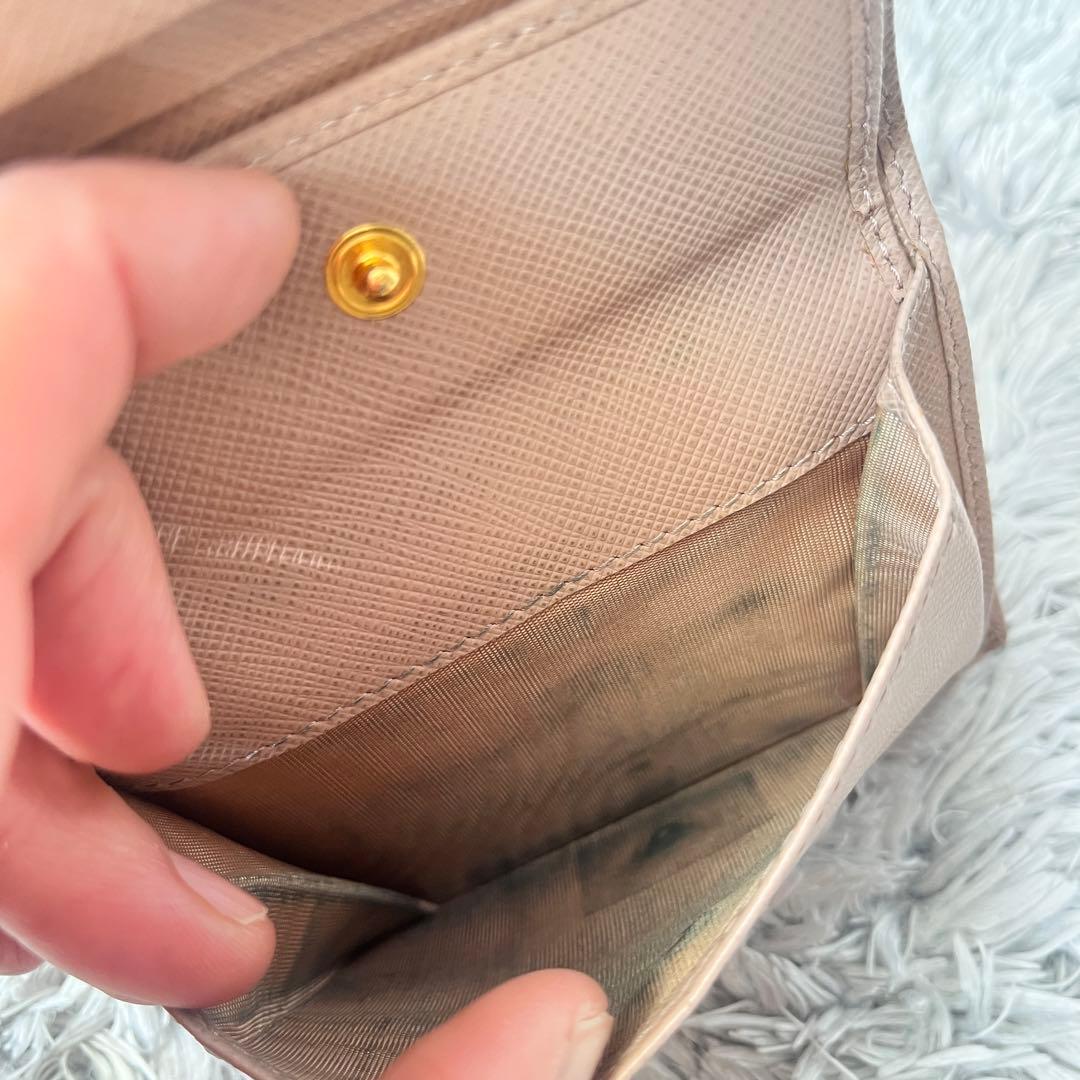 良品　PRADA 折り財布　ピンクベージュ　メタルロゴ　サフィアーノ　レディース