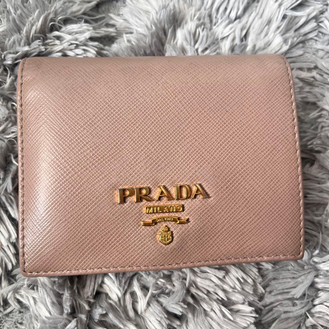 良品　PRADA 折り財布　ピンクベージュ　メタルロゴ　サフィアーノ　レディース