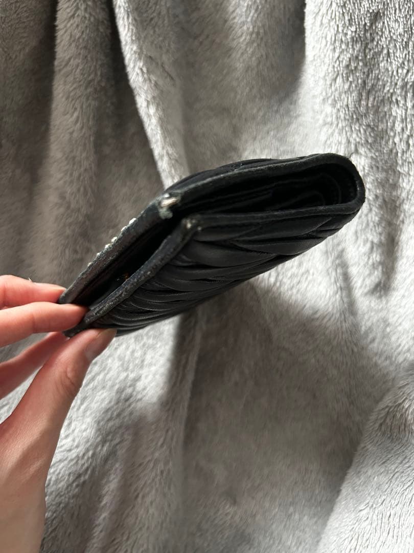 MIU MIU ブラック 二つ折り財布　ビジュー