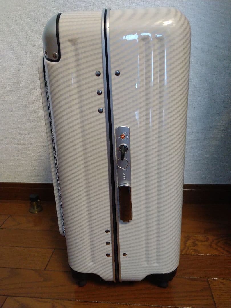 ☆rara☆　レジェンドウォーカー38L ホワイトカーボン　スーツケース