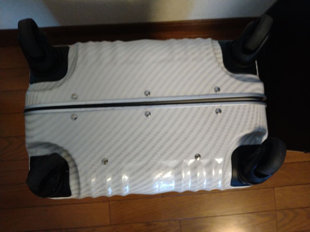 ☆rara☆　レジェンドウォーカー38L ホワイトカーボン　スーツケース