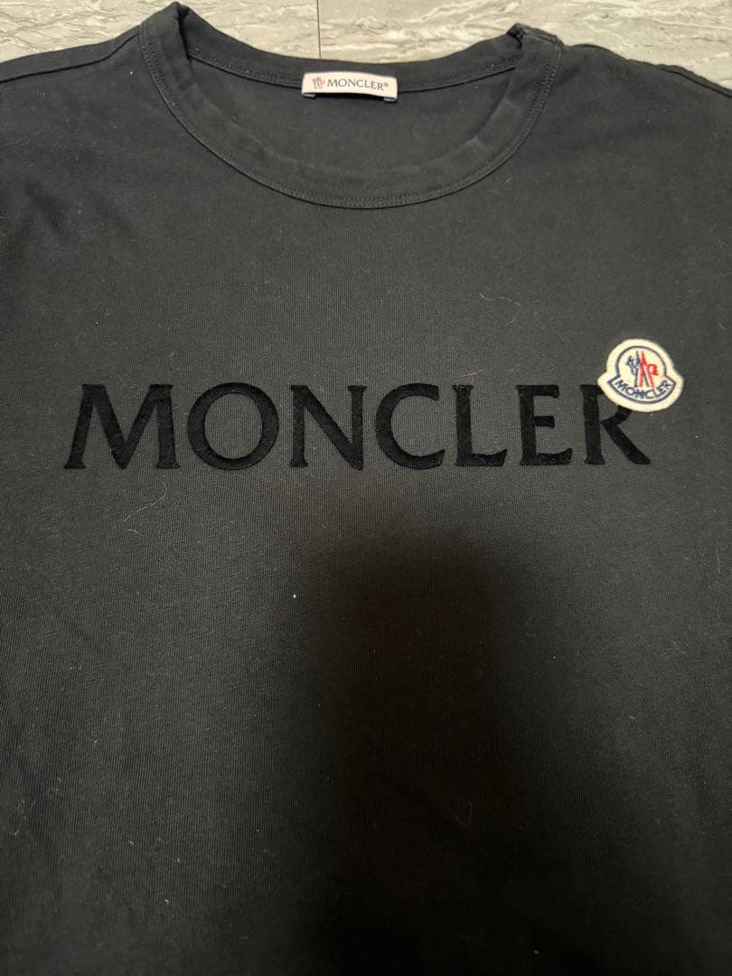 MONCLER ブラック Tシャツ