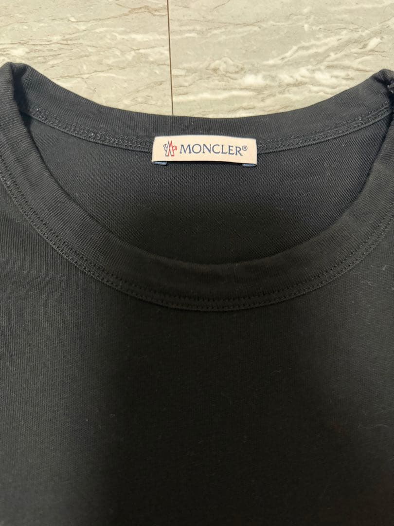 MONCLER ブラック Tシャツ