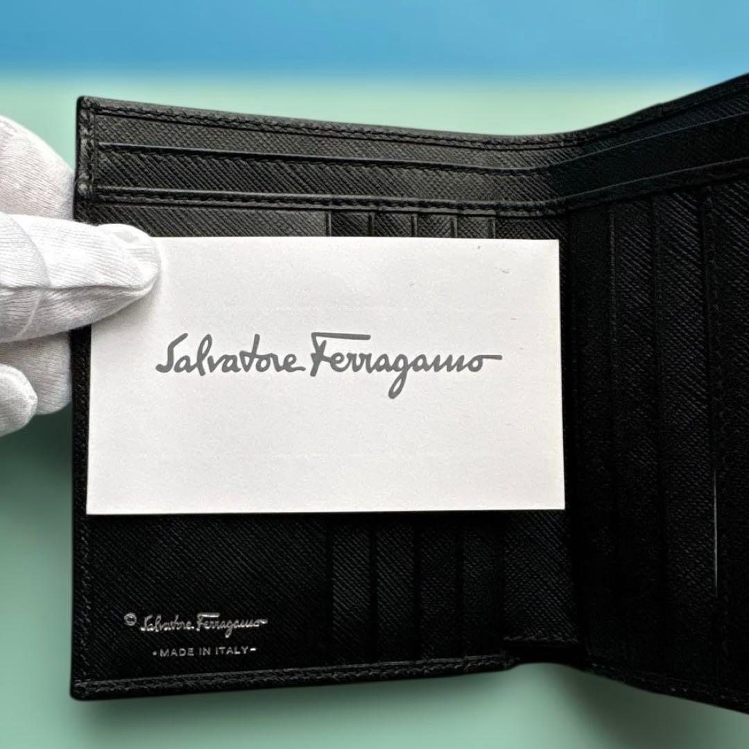 Salvatore Ferragamo フェラガモ　二つ折り財布　春財布に❣️