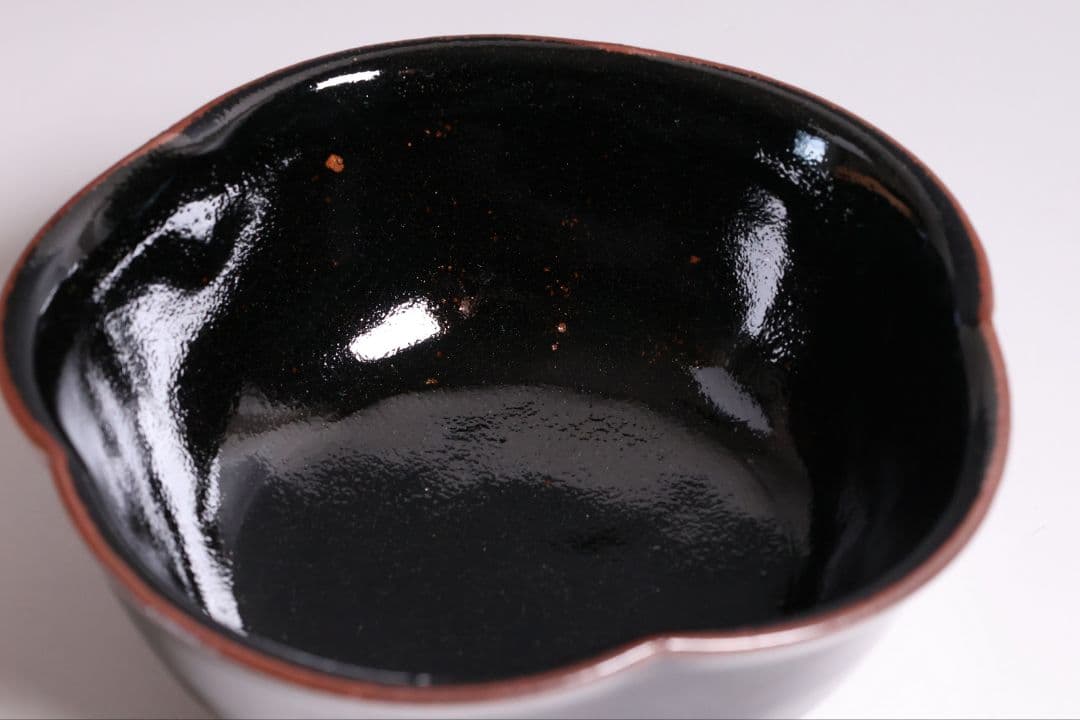 十三代 中里太郎右衛門 黒唐津 菓子鉢 花形 共箱 陶芸 陶磁器【MB79】