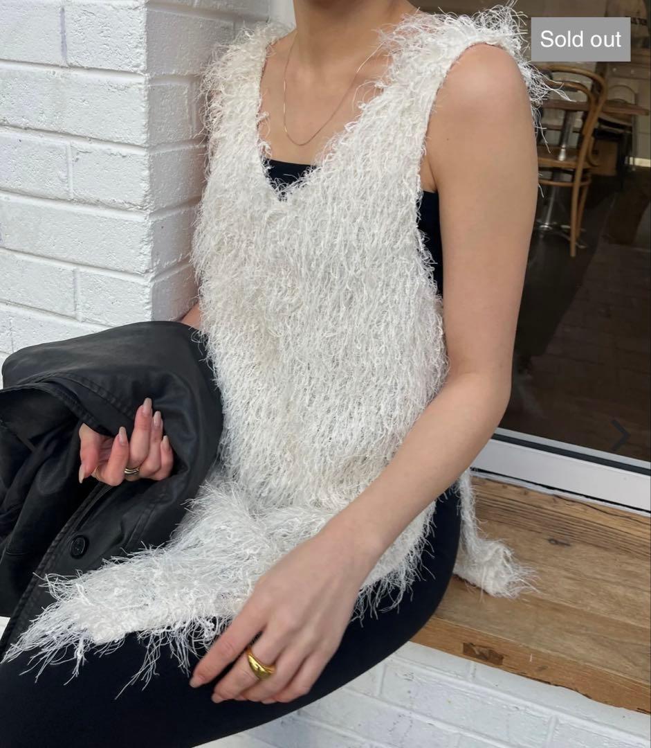 トップス efu FEATHER SLEEVELESS TOP