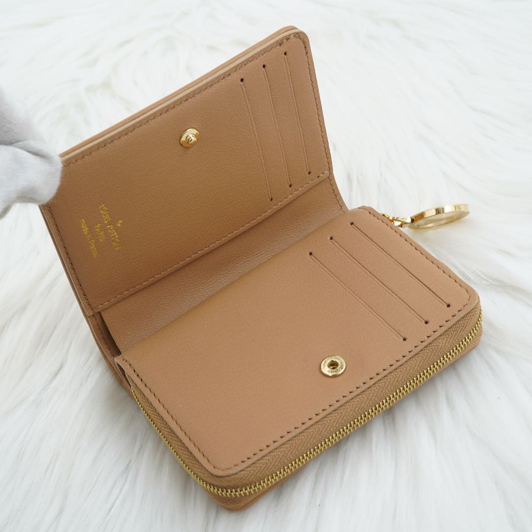 新品　箱付き　LOUIS VUITTON 二つ折り財布　エンボス モノグラム