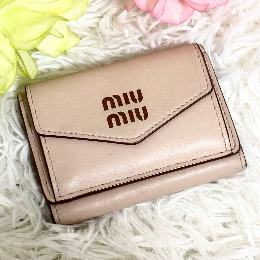 現行 美品✨ミュウミュウ 三つ折り財布 コード/コニャック　コンパクト　レザー