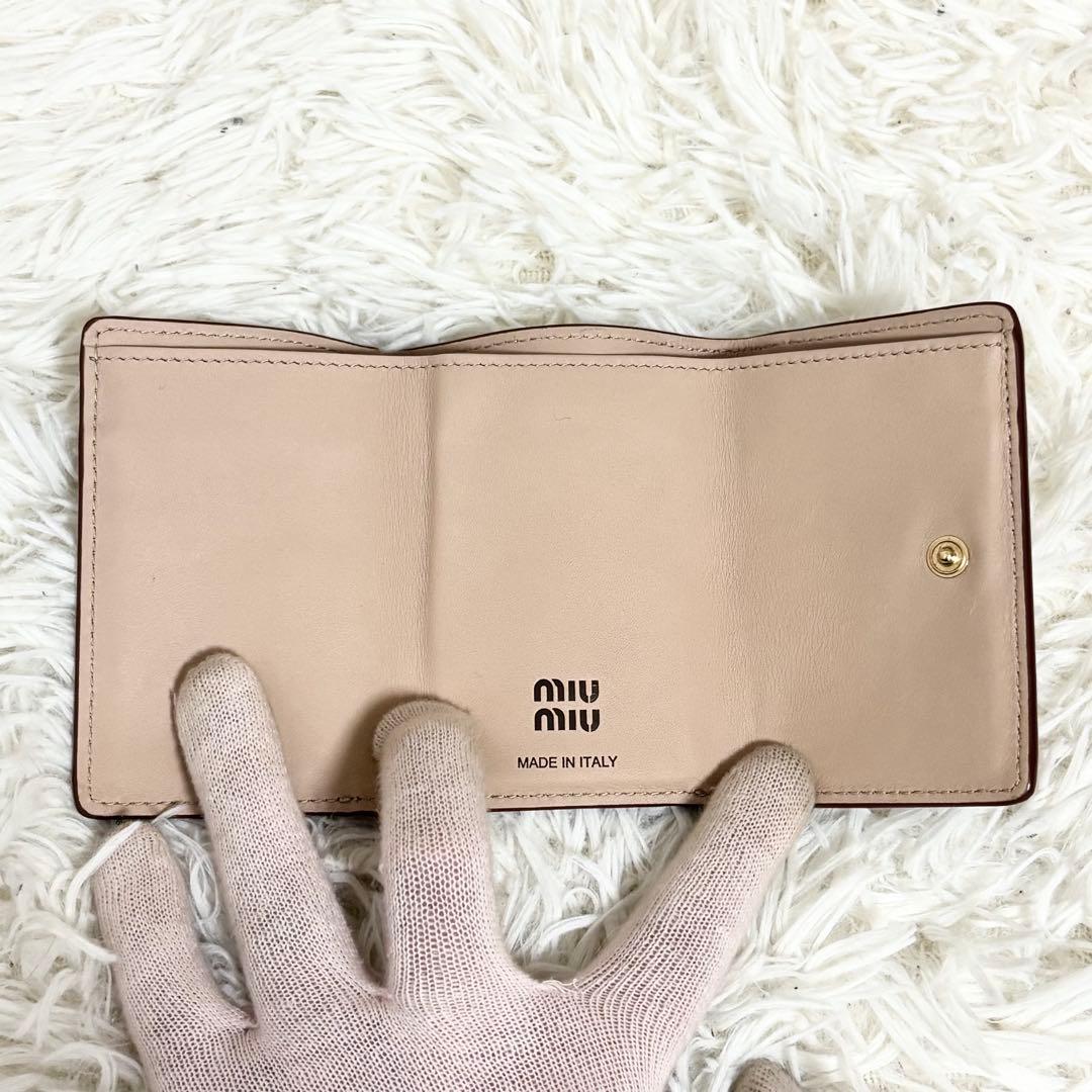 現行 美品✨ミュウミュウ 三つ折り財布 コード/コニャック　コンパクト　レザー