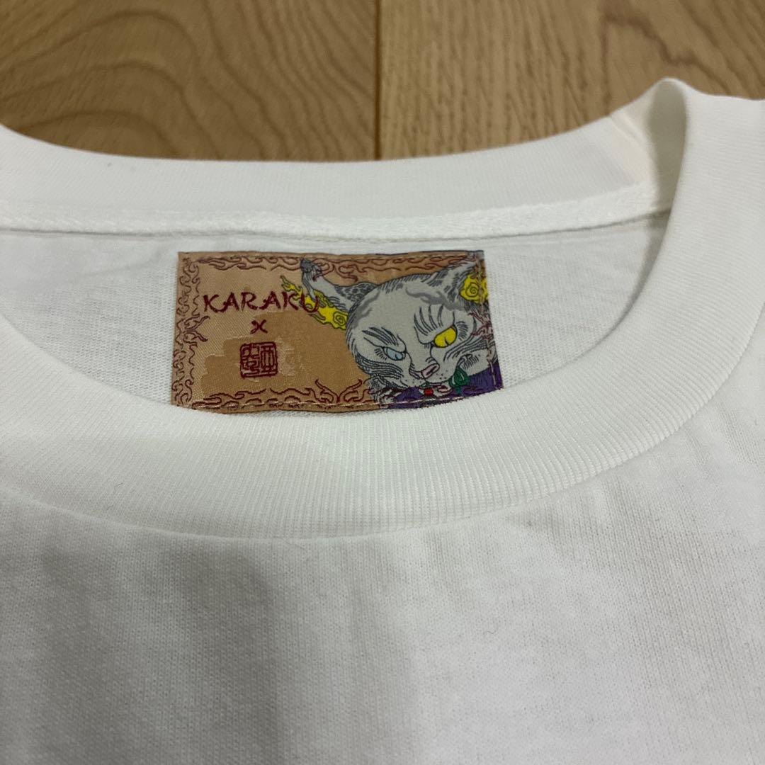 KARAKU×石黒亜矢子「しっぽを噛む虎列」袖刺繡 コットンTee karaku