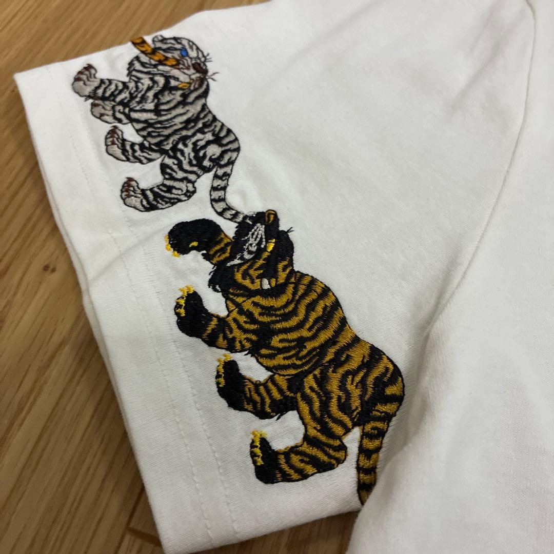 KARAKU×石黒亜矢子「しっぽを噛む虎列」袖刺繡 コットンTee karaku