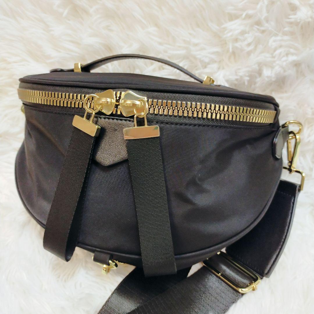 美品☆ペシンシャ メタルファスナー ショルダーバッグ ボディバッグ 黒 ナイロン