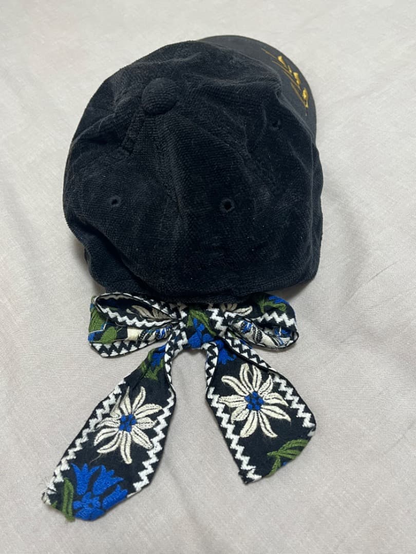 Bernhard Willhelm ベルンハルト黒の刺繍キャップ 花柄リボン付き