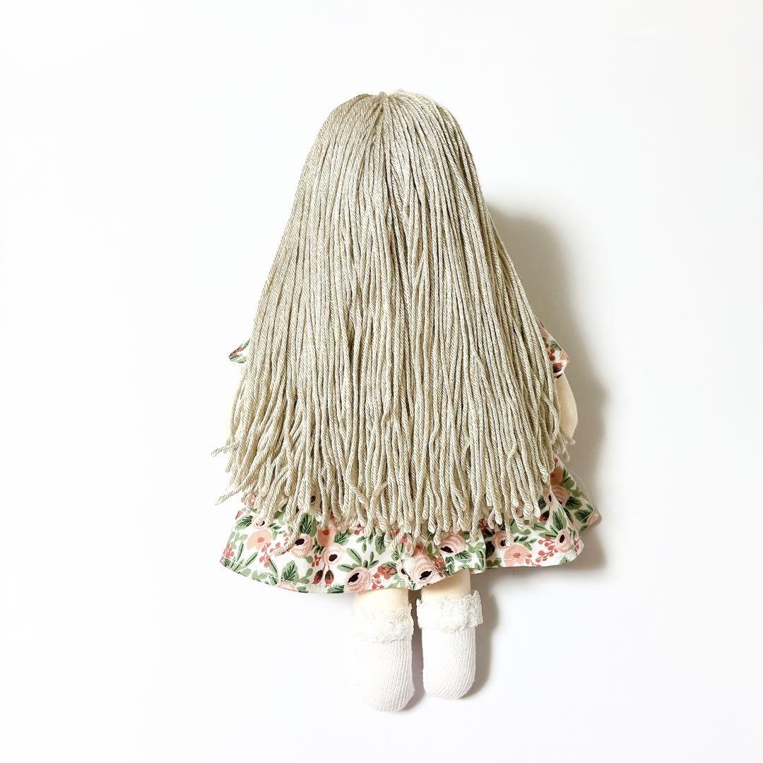 ハンドメイド　花柄ワンピースの女の子　ドール　お人形　ウォルドルフ人形風