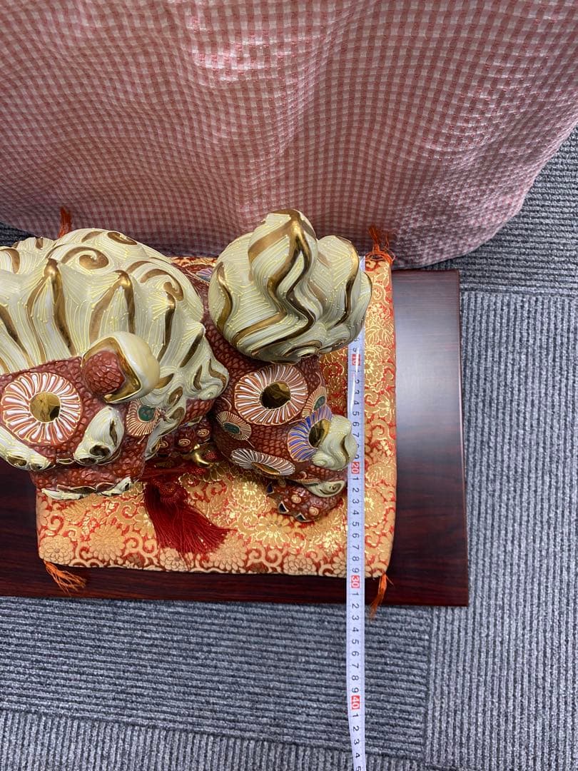 九谷焼 玉乗り獅子 置物　台、布団付き