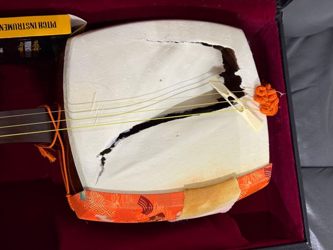 ジャンク品扱い　三味線　ハードケース　木製バチ付き　ヤブレ