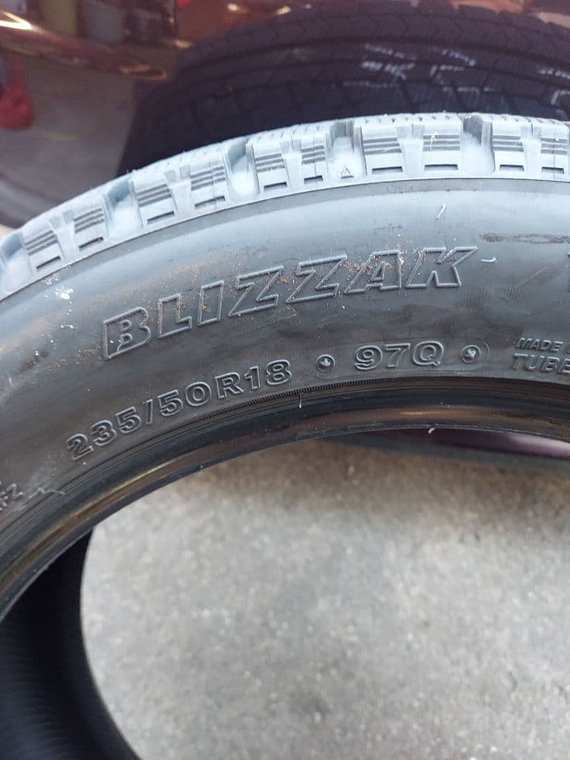 スタッドレス　235 50 18 2本225 50 18 2本計４本